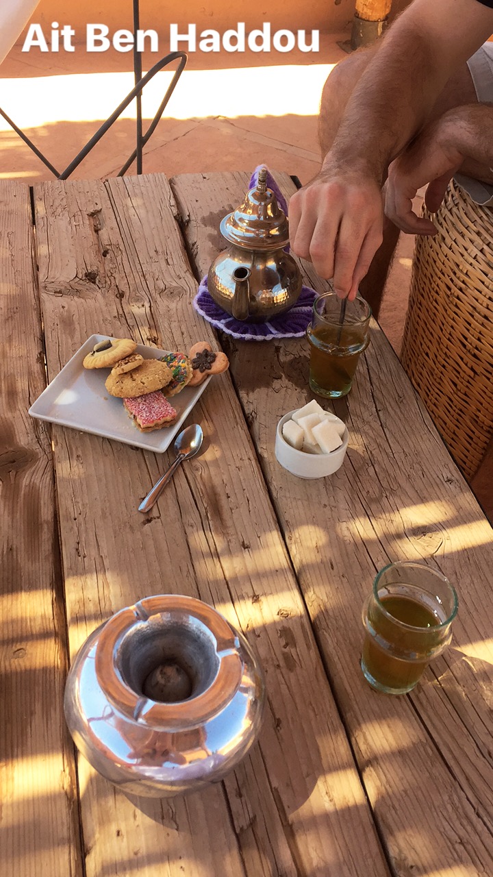 Stay in Ait Ben Haddou_Where to stay in the moroccan desert_riad_caravane_bed and breakfast_airbnb_intimate_beautiful_relax_french_local_UNESCO World Heritage site_review_mint tea and biscuits