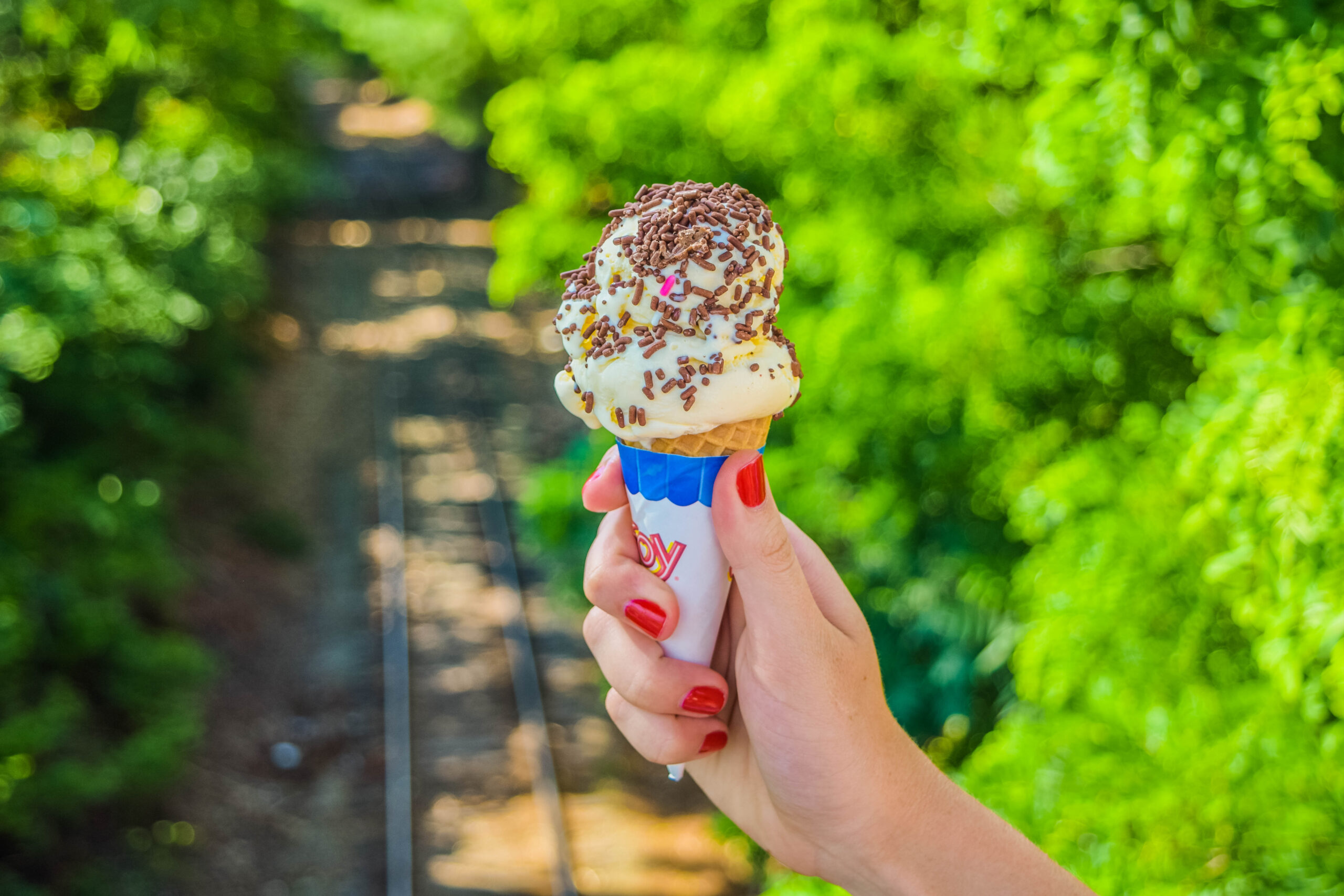 Lake Winnipesaukee_New Hampshire_Travel Guide_What to do_What to See_ice cream_jb scoops_vanilla sugar cone with chocolate sprinkles_summer treats on the lake_fashion_what to eat