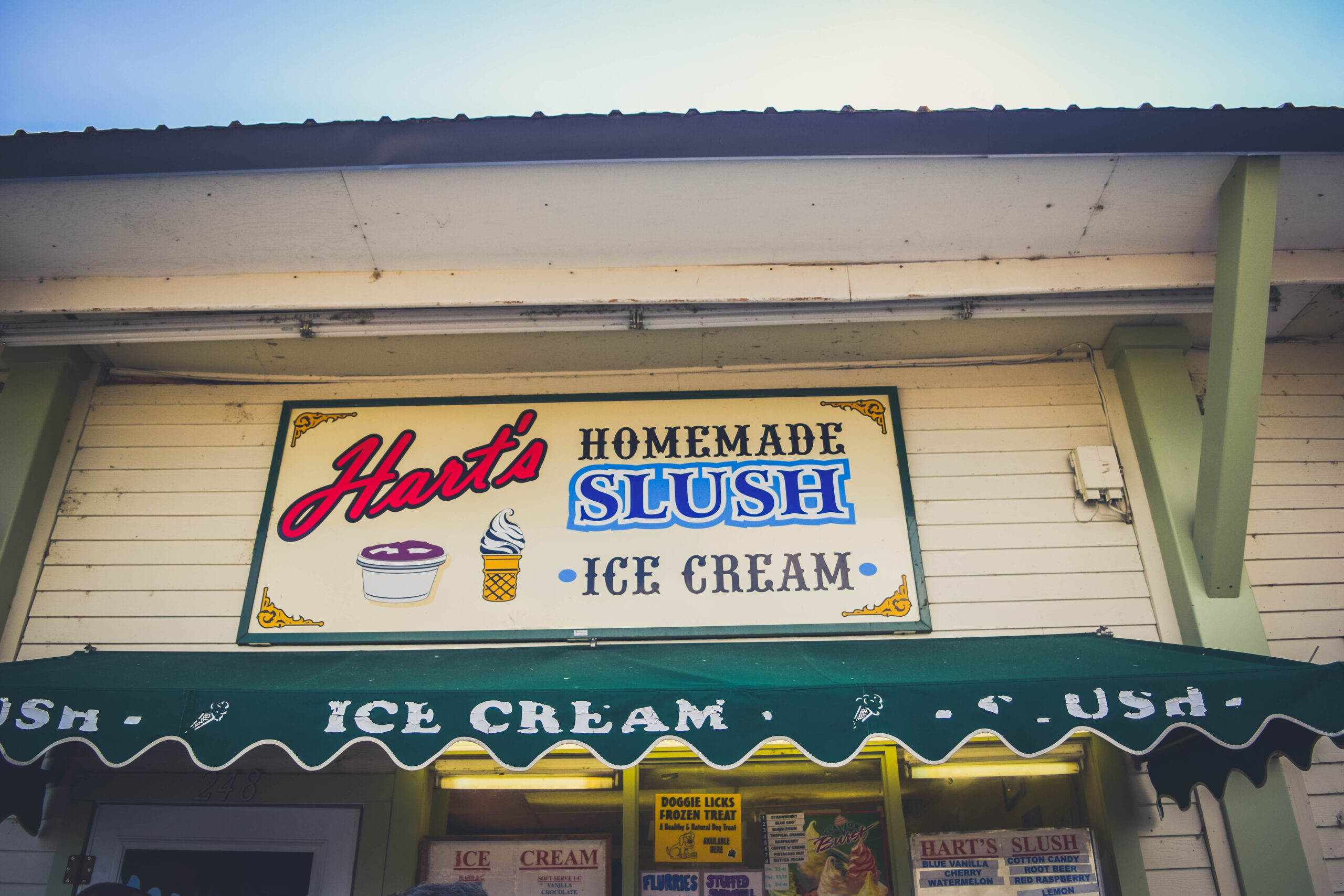 Lake Winnipesaukee_New Hampshire_Travel Guide_What to do_What to See_meredith_weirs beach_winnipesaukee pier_vintage_town_lakeside avenue_main street_pizza_archade_ice cream_shops_streets_signs
