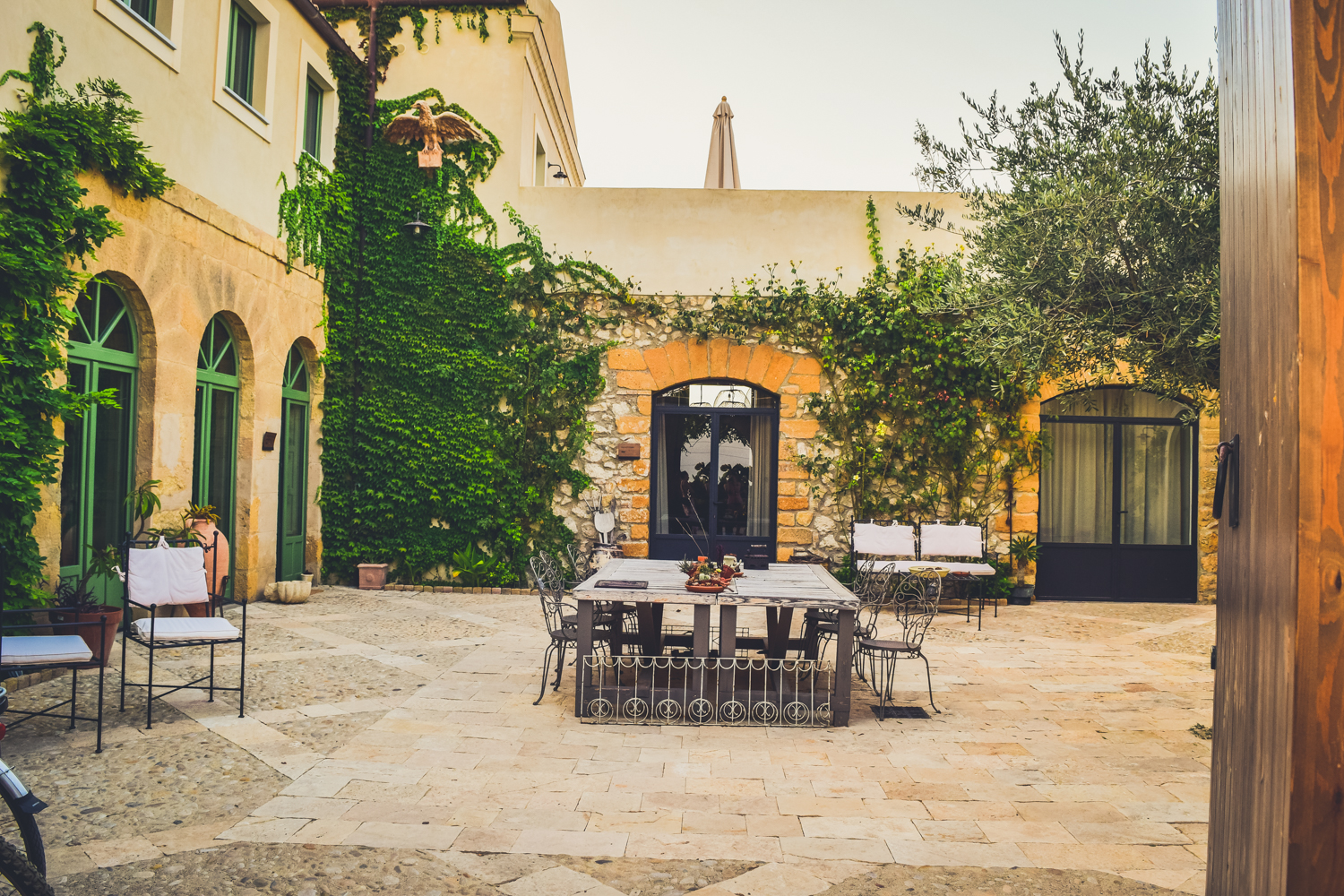 Travel guide to sicily fontes episcopi bio resort where to stay in sicily sicilia near agrigento italy-52 courtyard