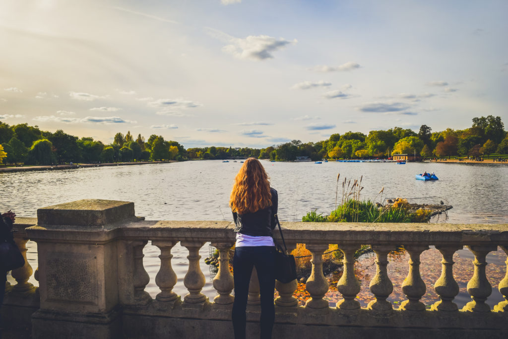 Travel guide to london uk blog what to do what to see where to go 3 days-4-2
Autumn leaves in Hyde Park London with Serpentine Lake view.