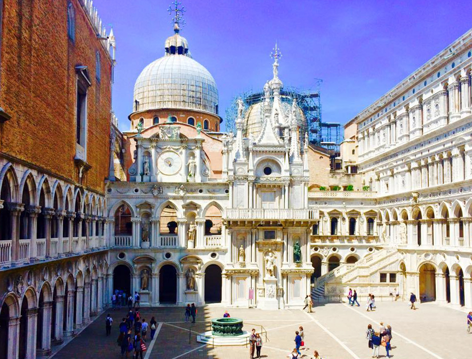 How To Travel In Italy- 24 Hours In Venice On A Budget palazzo ducale palace royal svadore travel blog venezia-13