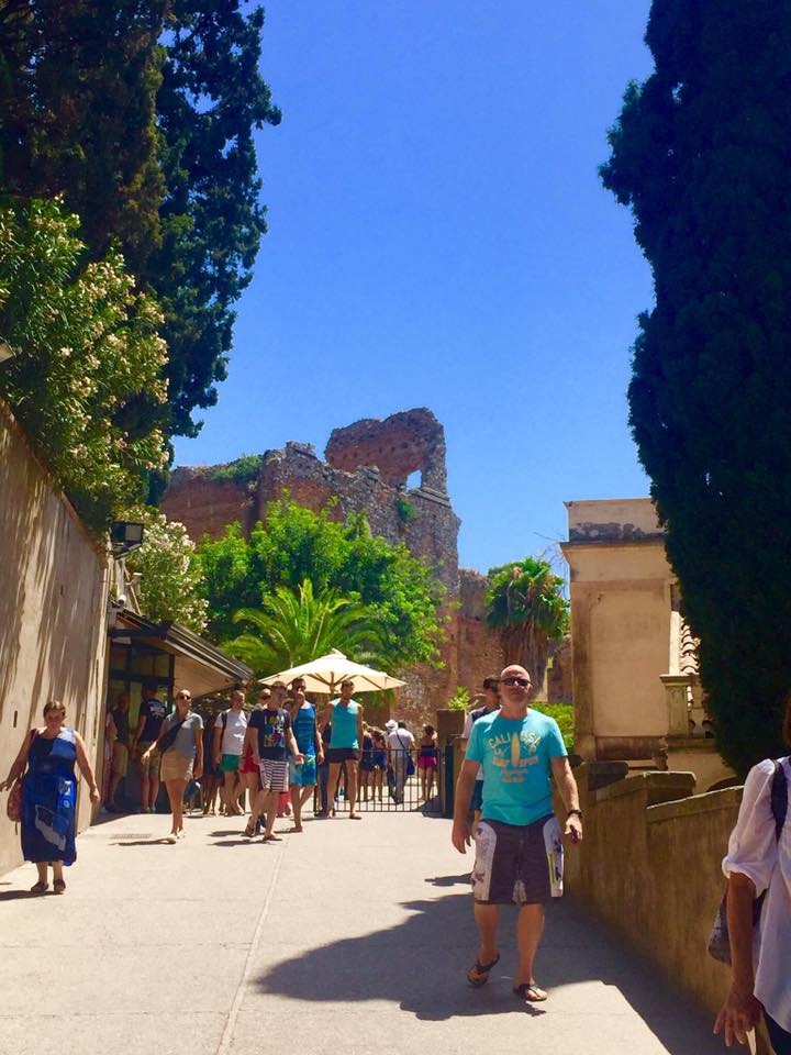 Cities in Sicily- Taormina corso umberto i sicilia italy sicily travel guide SVADORE teatro antico di taormina