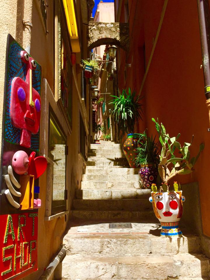 Cities in Sicily- Taormina corso umberto i sicilia italy sicily travel guide SVADORE vases