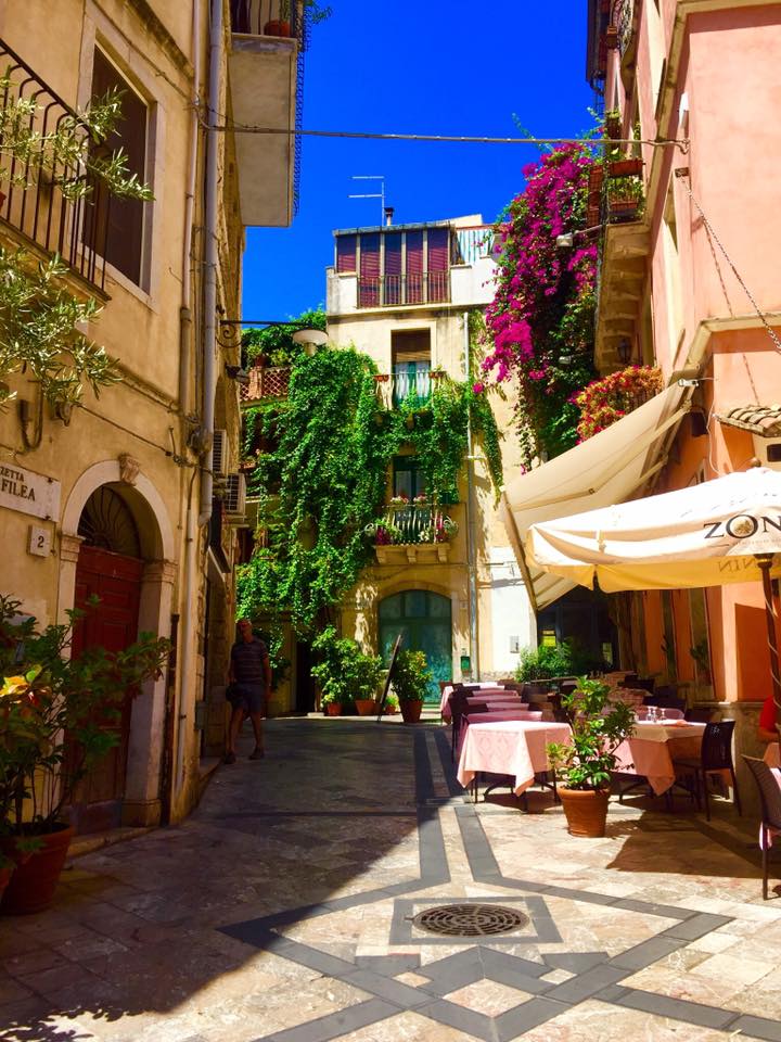 Cities in Sicily- Taormina sicilia italy sicily travel guide SVADORE strade vie streets
