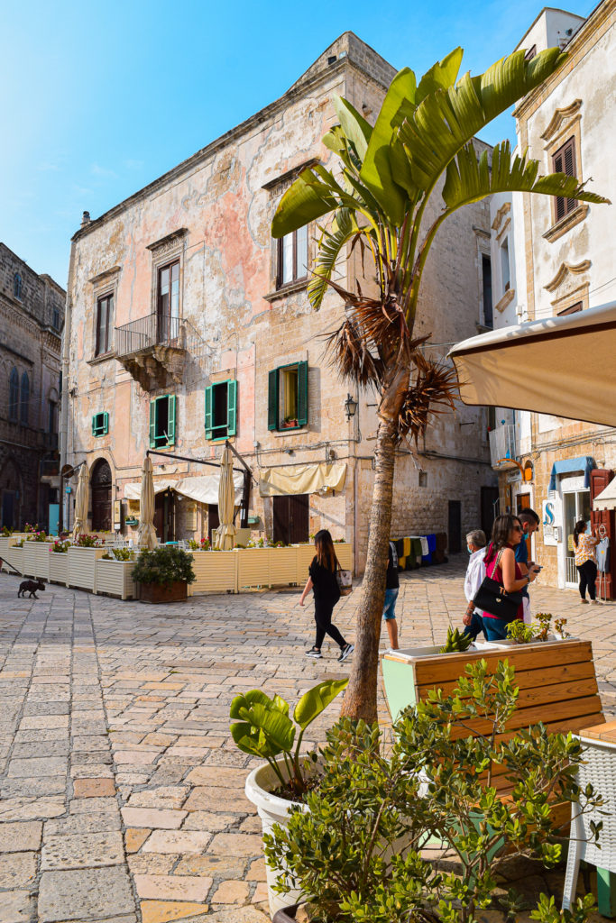 Essential Travel Guide to Polignano a Mare, Italy puglia svadore piazza vittorio emanuele ii