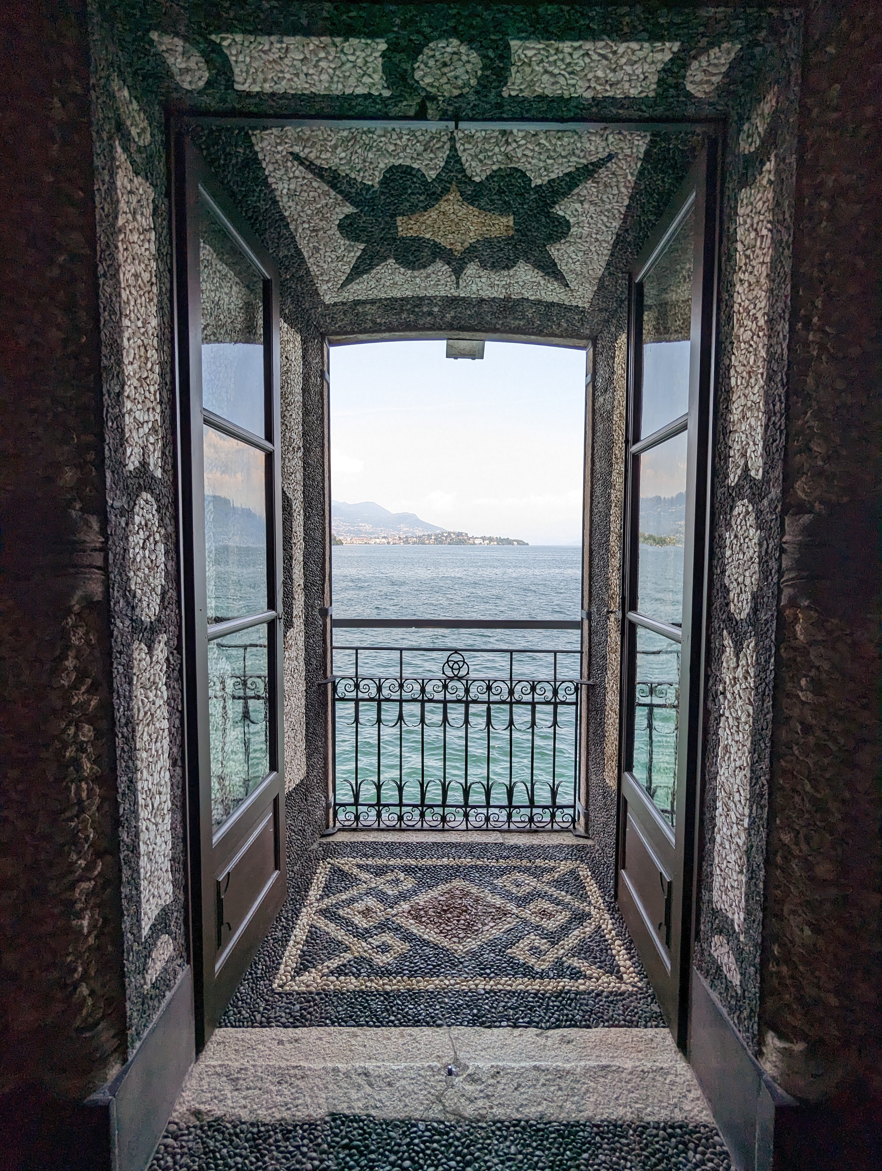 Isola Bella Lago Maggiore palazzo borromeo grotto Isola Bella Lago Maggiore palazzo borromeo grotto